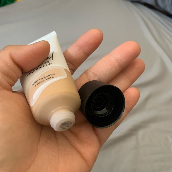 NIB ESSENCE Pretty Natural Hydrating Foundation Color: Warm Caramel 100 - Picture 3 of 10